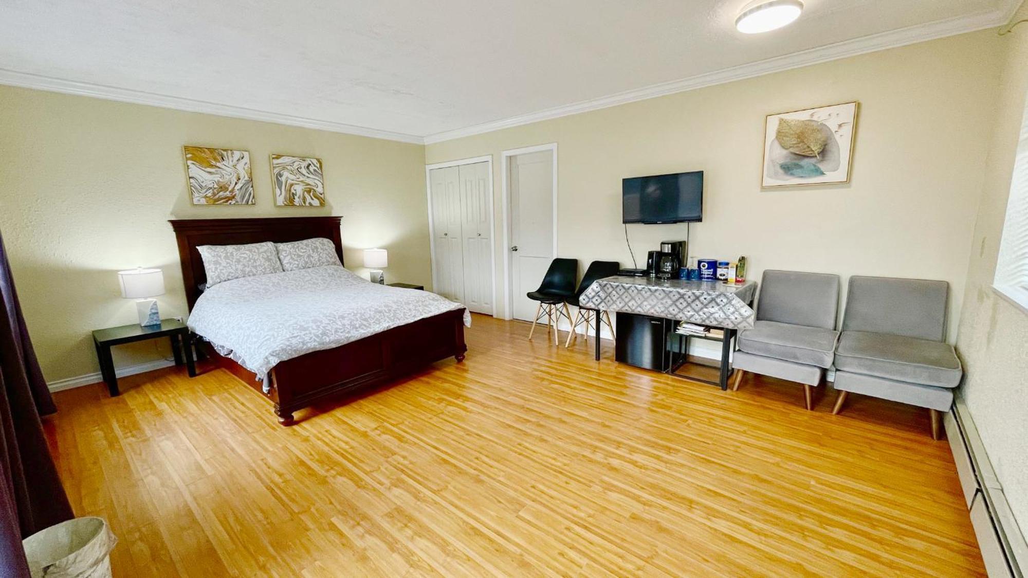 Private Suite With Separated Entrance Monica'S Home Richmond Bagian luar foto